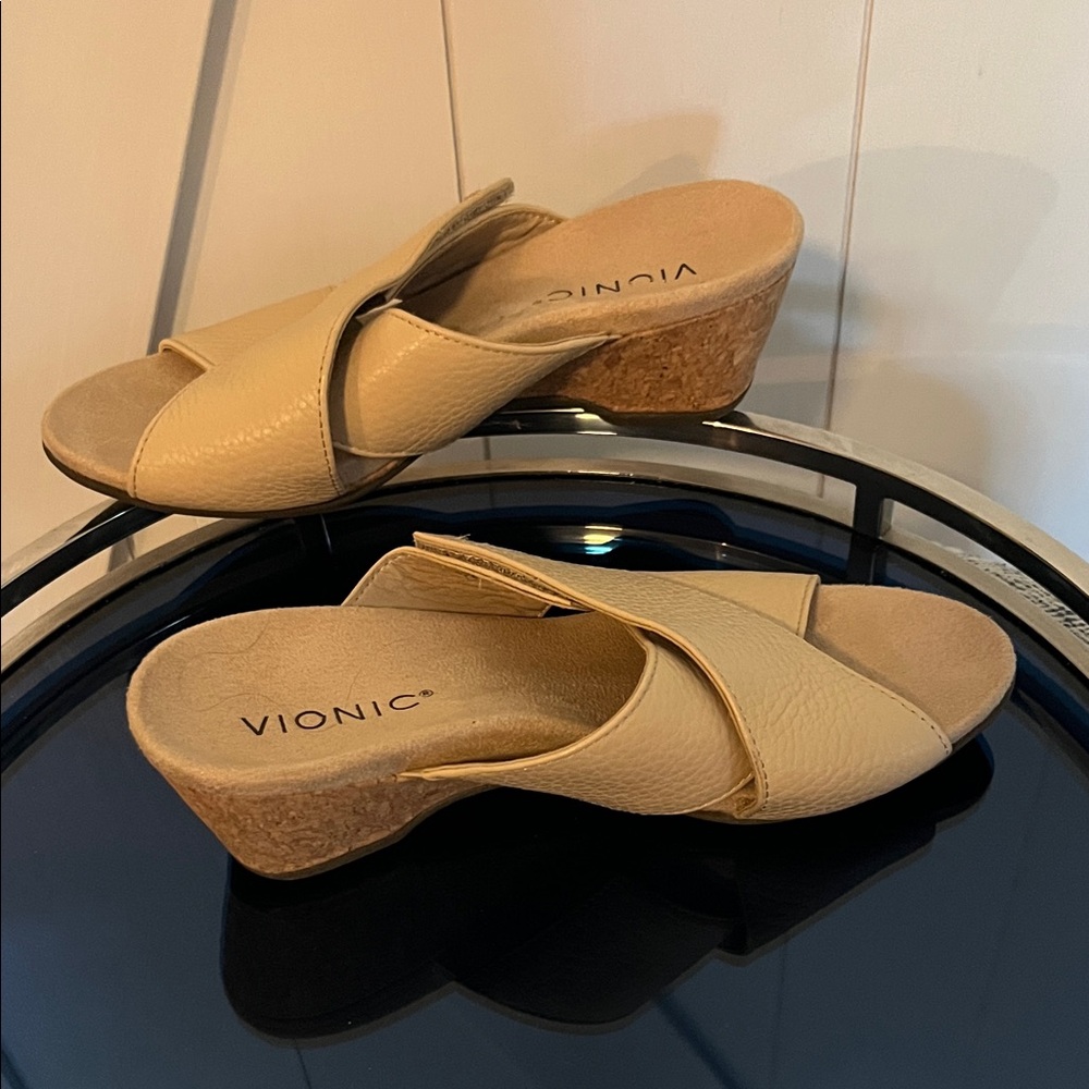 Vionic Leticia Beige Leather Cork Wedge Slide Mules. Sz 6. Comfort and style! 🩷